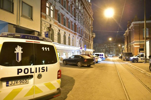 Iltalehden kuvaajan mukaan poliiseilla oli sunnuntai-illan operaatiossa luotiliivit.