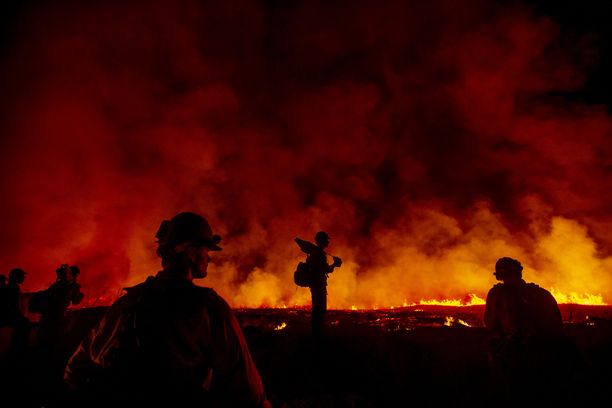 Pelastajat katsoivat voimattomina maastopaloa Kalifornian Yucaipassa. Kyseinen palo sai tiettävästi alkunsa syntymättömän vauvan sukupuolenpaljastusjuhlasta. 