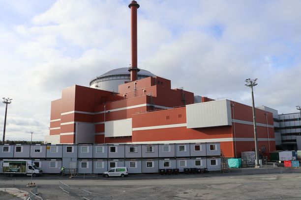Olkiluoto 3 -ydinvoimalassa on turvallisuussyistä kupera katto ja teräsbetonista tehdyt kaksikuoriset ulkoseinät. 