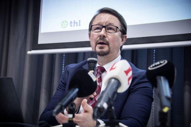 THL:n terveysturvallisuusjohtaja Mika Salminen sanoo, että epidemiaa ei voi enää pysäyttää Suomessa ja kuolleisuuttakin tulee.