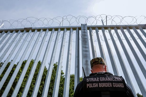 Penjaga Perbatasan Polandia menjaga pagar sepanjang 186 kilometer dan tinggi 5,5 meter yang dibangun pada musim semi di perbatasan dengan Belarus. 