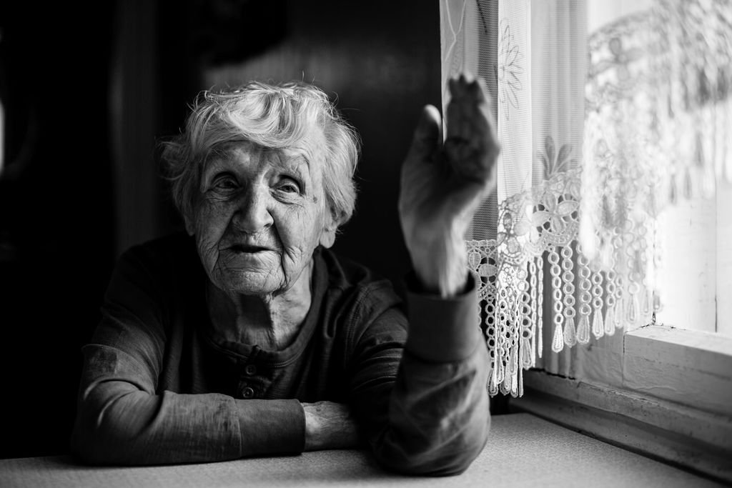 Yksinäisyys ajaa eristäytyneitä vanhuksia jopa ryyppäämään – tutkija: ”Yksikin merkityksellinen ihmissuhde voisi riittää”
