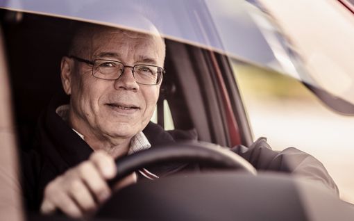 Pentti Rönkkö on koeajanut tuhansia autoja – ”Nautin jopa juhannus­ruuhkassa ajamisesta”