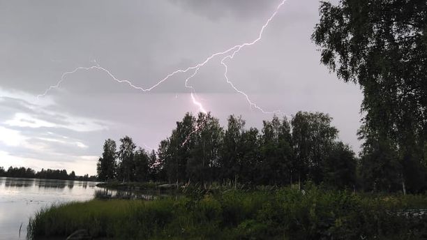 Iltalehden lukija sai tallennettua näyttävän salaman myös Jyväskylän Palokassa.