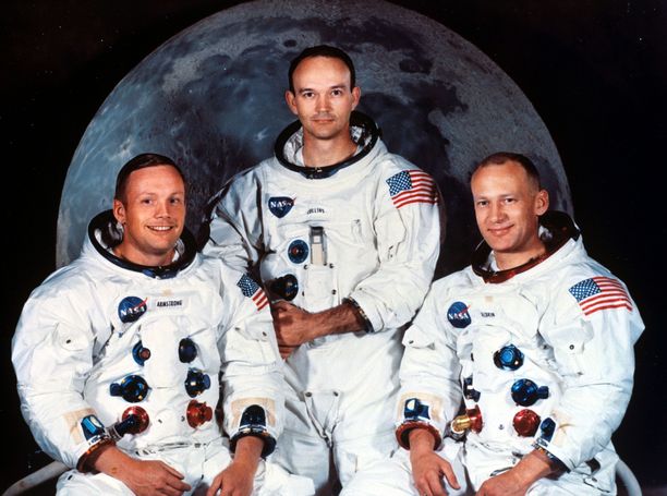 Awak misi Apollo 11 dalam pakaian luar angkasa mereka.  Digambarkan dari kiri ke kanan adalah Neil Armstrong, Michael Collins dan Edwin 