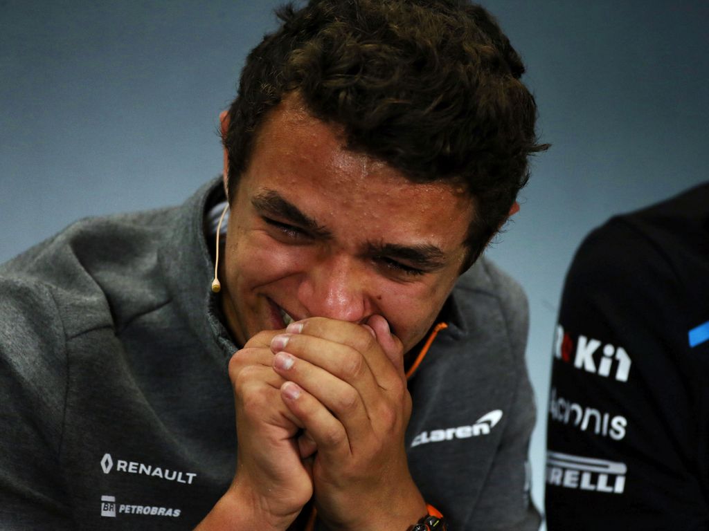 Daniel Ricciardon härski alapääkysymys aiheutti totaalirepeämisen F1-pressissä – tulokaskuski Lando Norris hihitteli pitkään vedet silmissä