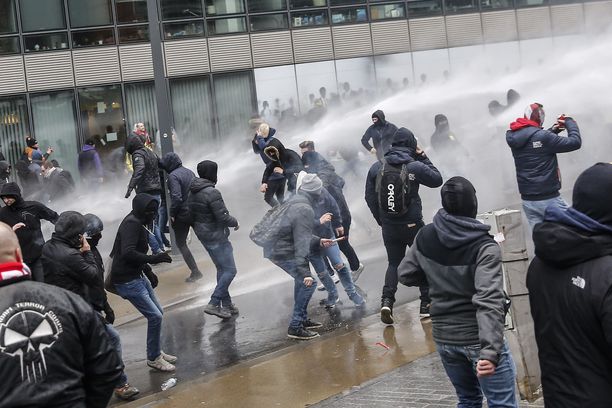 Poliisi käytti sunnuntaina Brysselissä vesitykkejä riehujien taltuttamiseen.