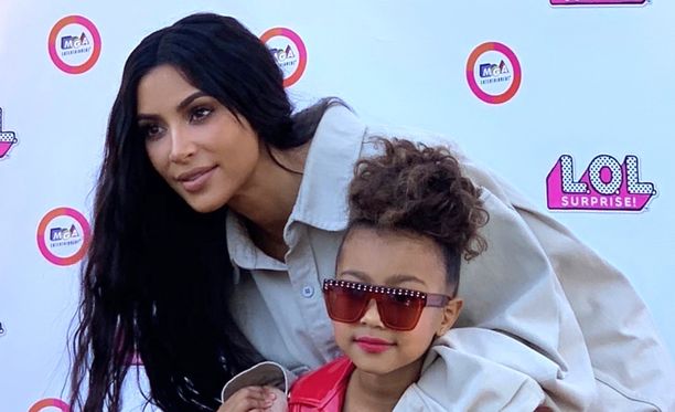 Kim Kardashian ja tytär North West lasten muotinäytöksessä Los Angelesissa 22.9.2018. 