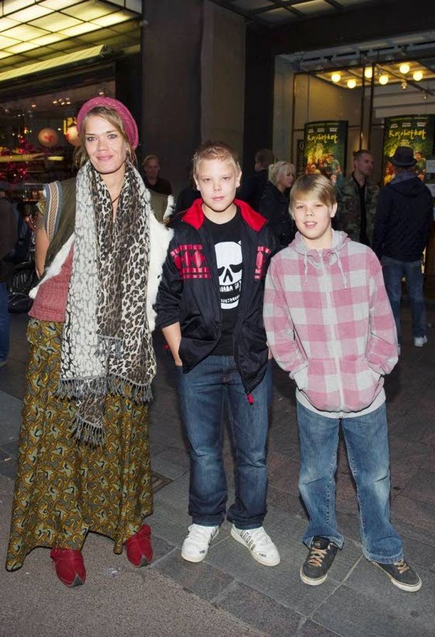 Stina Toljander sai Veskun kanssa pojat Ukon ja Sampon. Kolmikko kuvattiin elokuvateatterissa 2010.