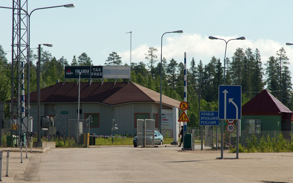 Hallitus päätti sulkea raja-asemia – Yle: Nyt Vartiukseen saapunut turvapaikan­hakijoita