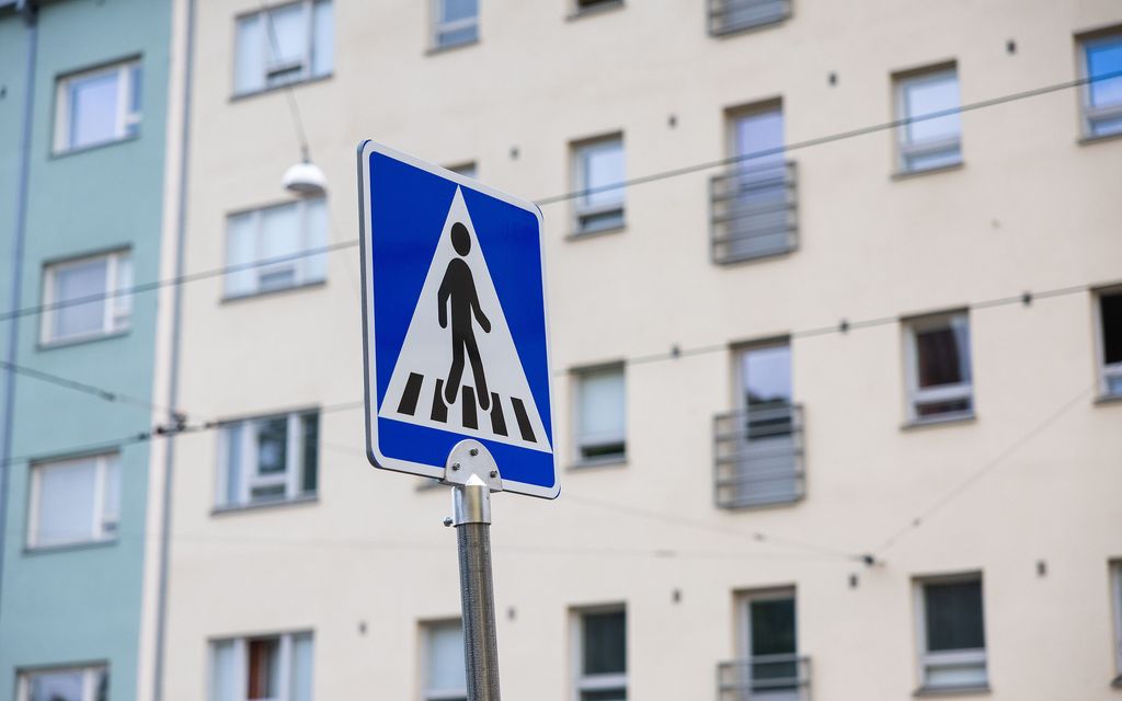 Taksin­kuljettaja osui suojatietä ylittävän lapsen polkupyörään ja poistui paikalta Espoossa