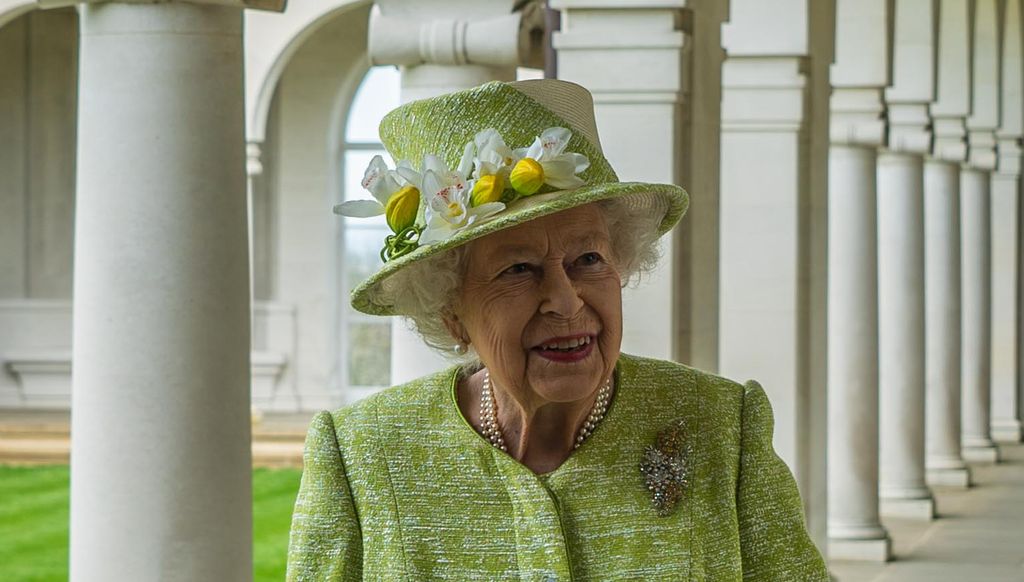 Kuningatar Elisabet, 94, käväisi kevätkävelyllä poikansa kanssa – Huivipäinen monarkki yhtä hymyä