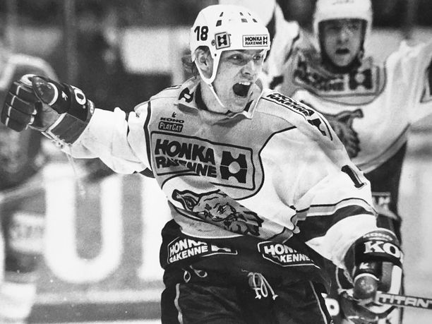 Timo Peltomaan riehakkaat tuuletukset tulivat tutuiksi niin maajoukkueessa kuin SM-liigassakin, kuten tässä Ilveksen paidassa.