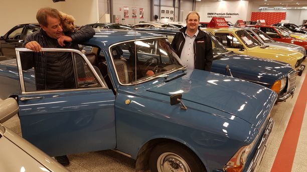 Vanhat autot kiinnostavat JS-Motorsin yrittäjä Jarmo Siiraa ja Rinta-Joupin Autoliikkeen Pekka Vesankaa.
