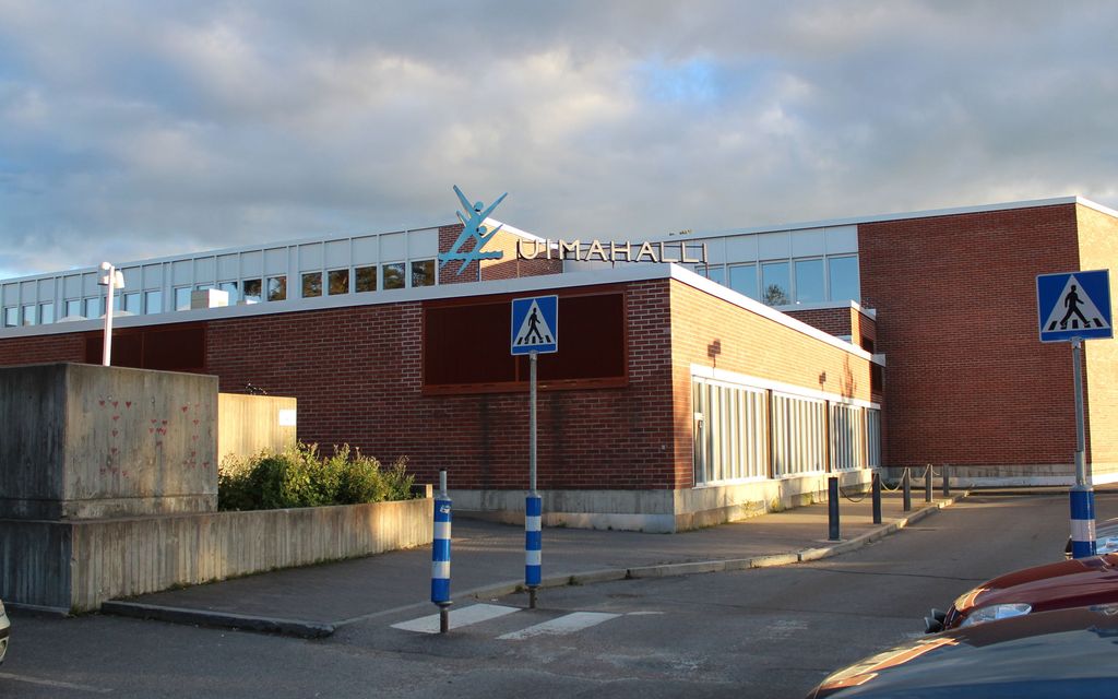 Alvar Aallon suunnitteleman uimahallin hämmästyttänyt vilkuiluikkuna maalattiin umpeen – Sitten joku raaputti siihen tirkistely­aukon