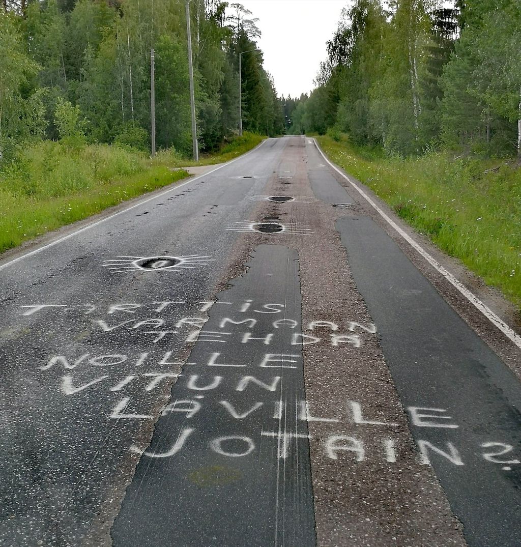 Härski kannanotto ilmestyi kuoppaiselle asfalttitielle Pirkanmaalla – nyt montut on täytetty, mutta viesti on jätetty paikalleen