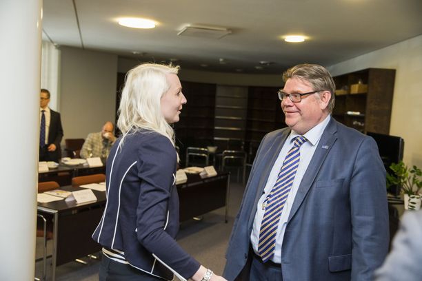 Silloin kun kaikki oli vielä hyvin. Laura huhtasaari ja Timo Soini perussuomalaisten ryhmäkokouksessa huhtikuussa 2015 pian vaalien jälkeen.