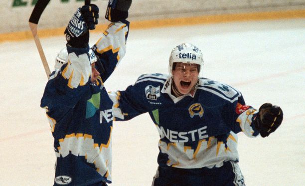 Kiekko-Espoo tuulettaa ensi kaudella Suomi-sarjassa. Vuonna 1998 juhlivat Nils Ekman ja Joonas jääskeläinen SM-liigan puolivälierissä.