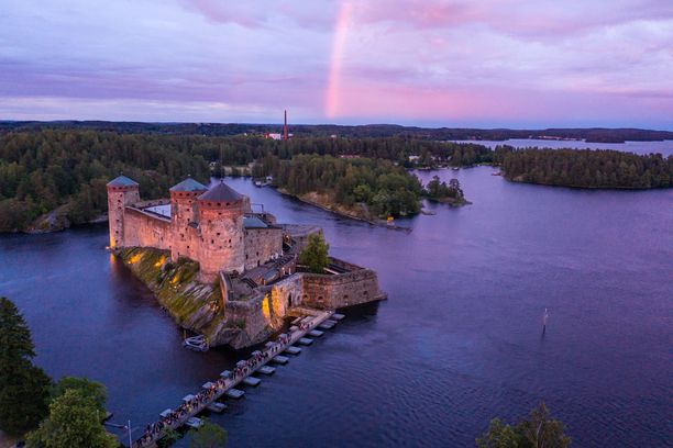 Historiallinen Olavinlinna tarjoaa oopperajuhlille upean miljöön vesistöjen keskellä.