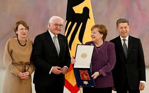 Angela Merkel on palkittu Saksan korkeimmalla kunniamerkillä 