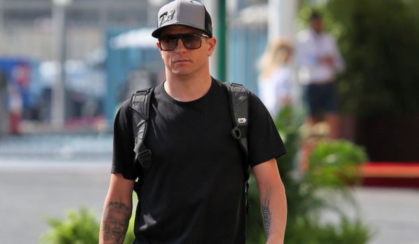 Kimi Räikkönen kävi suosikkijoukkueensa pukukopissa tervehtimässä pelaajia.