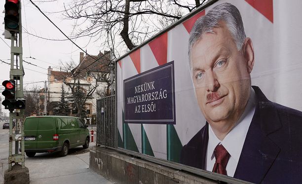 Unkarin parlamenttivaalit pidetään sunnuntaina 8. huhtikuuta 2018. Pääministeri Viktor Orbánille ennakoidaan jatkokautta. Hänen vaalimainokseensa on töhritty viikset.