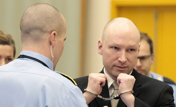 Breivik saapui keskiviikkona oikeuteen käsiraudoissa.