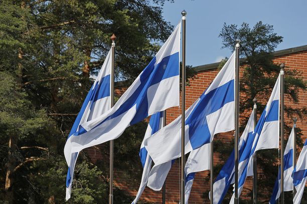 Kaikki ei aina mene niin kuin Strömsössä” - Maailman suurin Suomen lippu  odottaa yhä liehumistaan, sillä satametrinen tanko ei ollutkaan ihan helppo  juttu