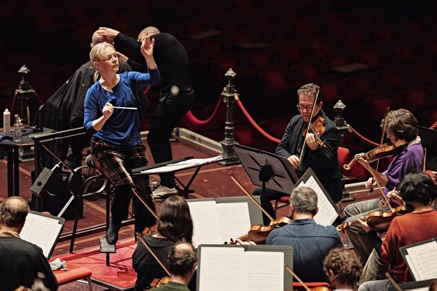 Susanna Mälkki johti orkesteria, kun konserttisalissa Hollannissa  leikattiin hiuksia