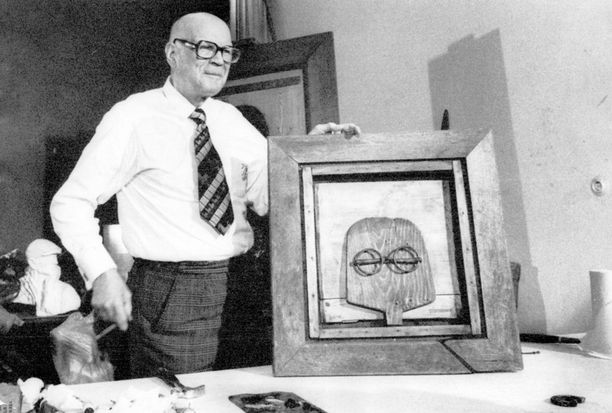 Presidentti Urho Kekkonen esitteli vuonna 1970 ensimmäistä taideteostaan, joka oli omakuva. Teos huutokaupattiin ja tuotto lahjoitettiin Maailman Luonnonsäätiölle