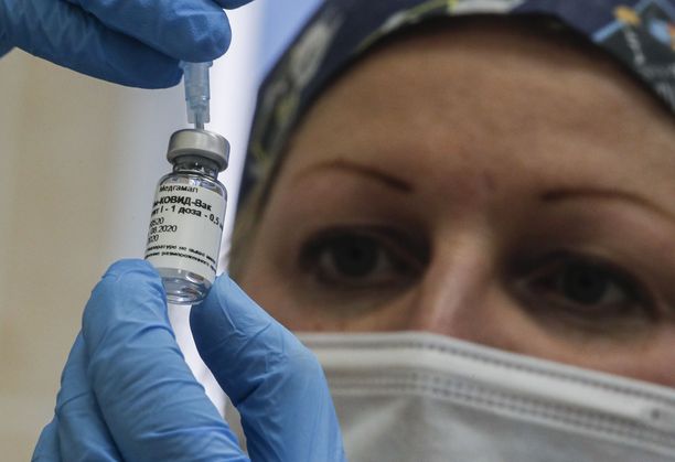 Sputnik V -rokotetta jaetaan kansalaisille samalla kun sen tehoa vasta tarkkaillaan kliinisillä testeillä.