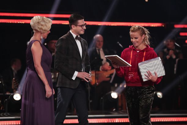 Hanna Karttunen vastaanotti palkintonsa ennen lähetyksen alkua. 
