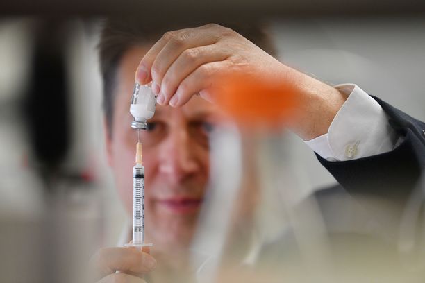 Tutkijat ympäri maailmaa yrittävät kehittää toimivan koronavirusrokotteen. 