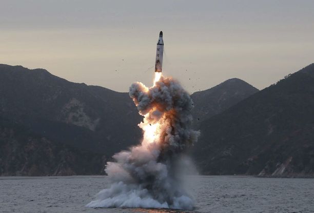 Pohjois-Korean virallinen uutistoimisto KCNA julkaisi maaliskuussa kuvan sukellusveneestä ammuttavan ballistisen ohjuksen kokeesta.
