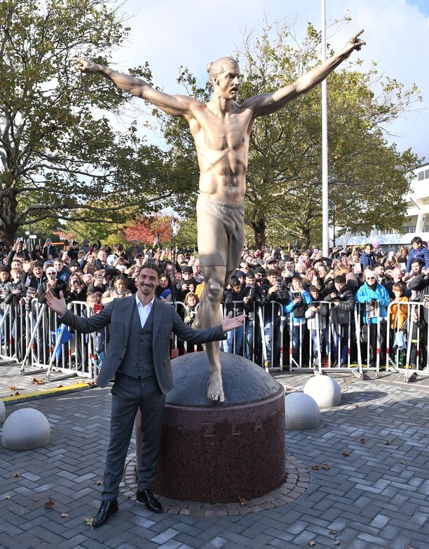 Zlatan Ibrahimovicin patsas sijaitsee Malmön jalkapallostadionin juurella.