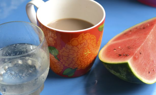 Välipala, joka nesteyttää: lasi vissyä, kahvia ja vesimelonia. Kahvi ei maineestaan huolimatta kuivata elimistöä, kun pysytään kohtuullisissa määrissä.