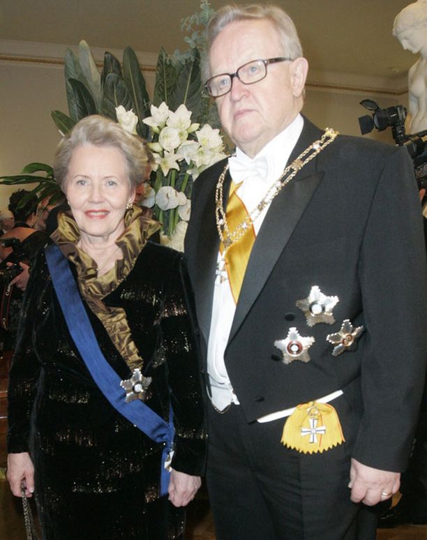 Eeva Ahtisaari puolisonsa presidentti Martti Ahtisaaren rinnalla itsenäisyyspäivänä vuonna 2008.