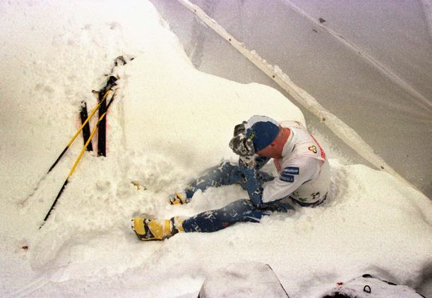 Jari Isometsä istahti lumihankeen kyynelehtimään Ramsaun vuoden 1999 MM-hiihtojen 15 kilometrin vapaan takaa-ajokisan jälkeen.
