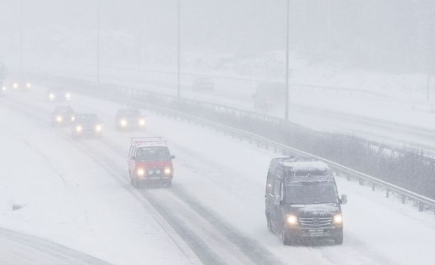 Varoitus Autoilijoille Pohjois-Suomeen - Lumisade Haittaa Liikennettä