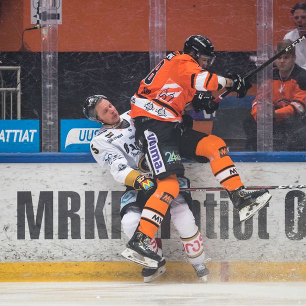 Kärppien Lasse Kukkonen jäi HPK-jätti Miro Karjalaisen rajun taklauksen alle.