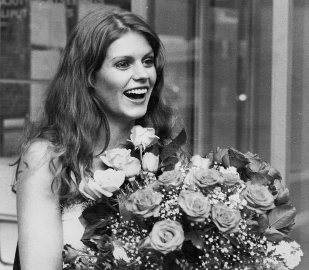 Riitta Väisänen palaamassa voitokkaasta Miss Eurooppa -kilpailusta vuonna 1976. Euroopan ohella naisen kauneus herätti ihailua myös rapakon takana.