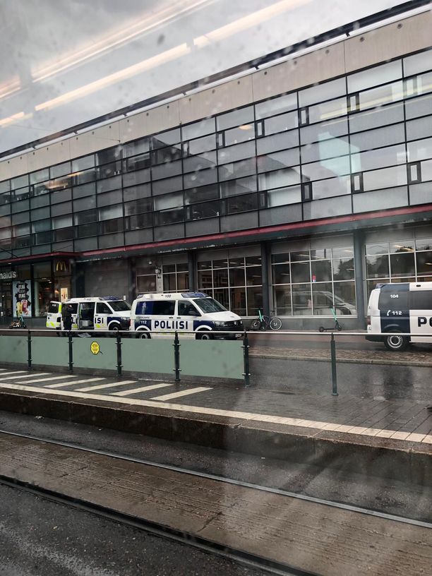Poliisiautoja Ruoholahden metroasemalla sunnuntai-iltapäivänä.