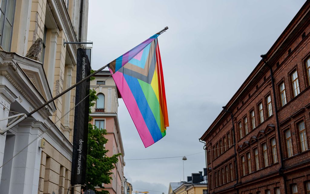 Kansanedustaja heitti Pride-lipun roskiin – Minusta nämä eivät kuulu yhteenkään lipputankoon