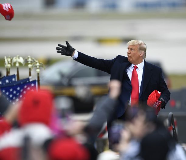 Trump heitti lippalakin kannattajilleen kampanjatilaisuudessa Michiganissa Waterford Townshipin alueella perjantaina. 