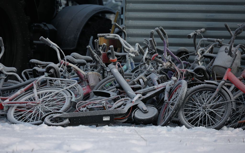 Itärajalla röykkiöittäin turvapaikan­hakijoiden polkupyöriä – Näin niille käy