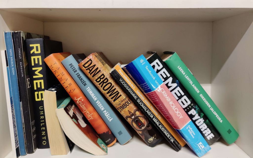 Älä säilytä kirjoja näin – Asiantuntija älähtää