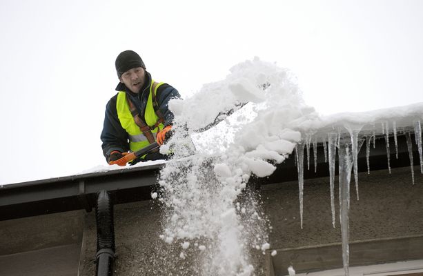 Turvallinen lumenpudotus ei välttämättä vaadi kuvan ammattilaista, mutta turvavarusteet on hyvä olla myös oman talon katolla. Kuvituskuva.