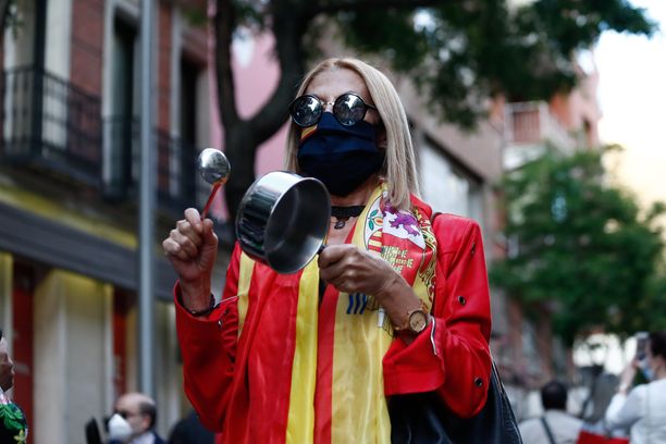 Espanjassa mielenosoittajat ovat vaatineet hallituksen eroa koronaviruskriisin hoidon takia.