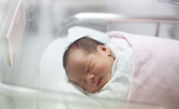 Syntyvyydessä on nyt Suomen pienin luku koskaan - Ruotsissa raikaa vauvan  kikatus