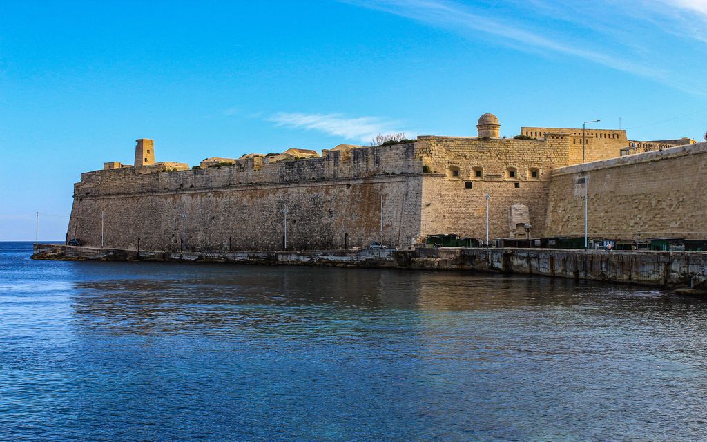 Maltalla etsitään 42-vuotiasta suomalais­miestä – Putosi linnakkeesta mereen